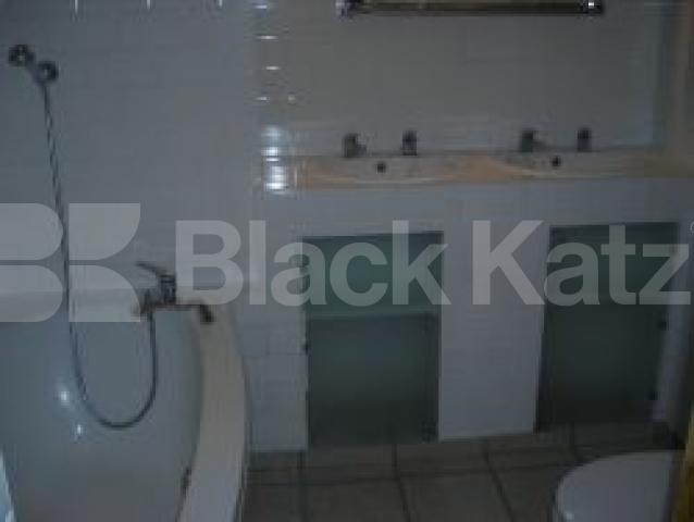 			VIEWINGS ESSENTIAL!, 2 Bedroom, 1 bath, 1 reception Flat			 Hartham Road, CAMDEN BORDERS N7